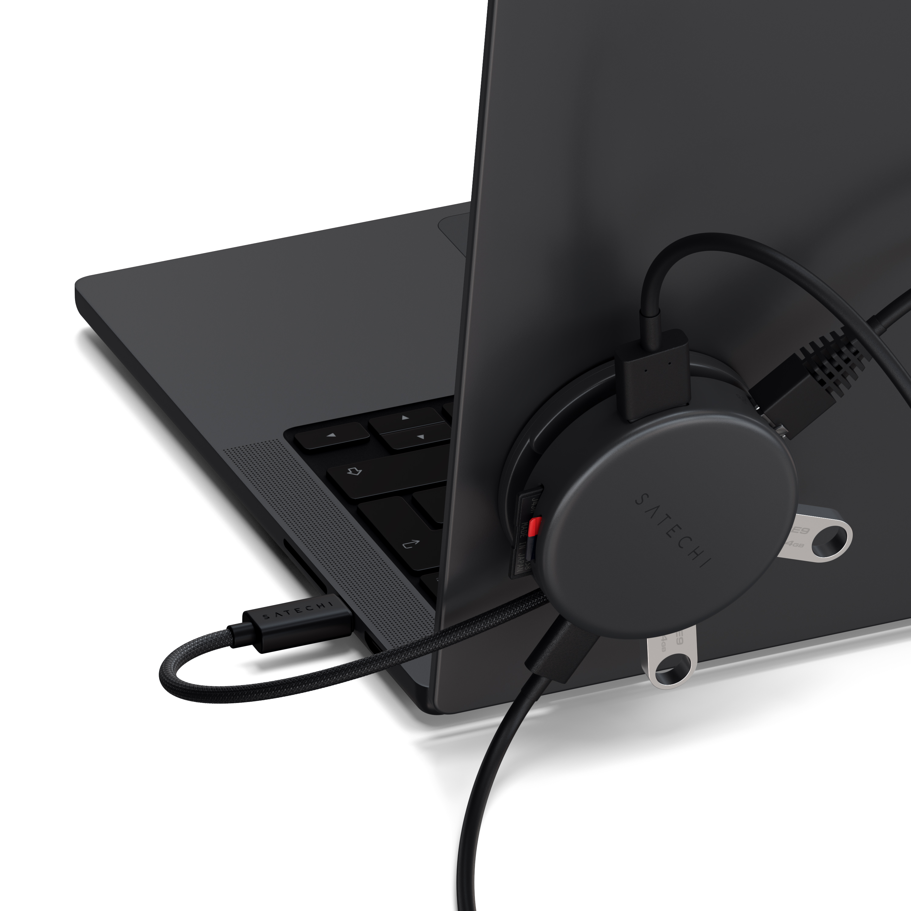 Satechi OntheGo 7-in-1 Multiport Adapter - Space Black