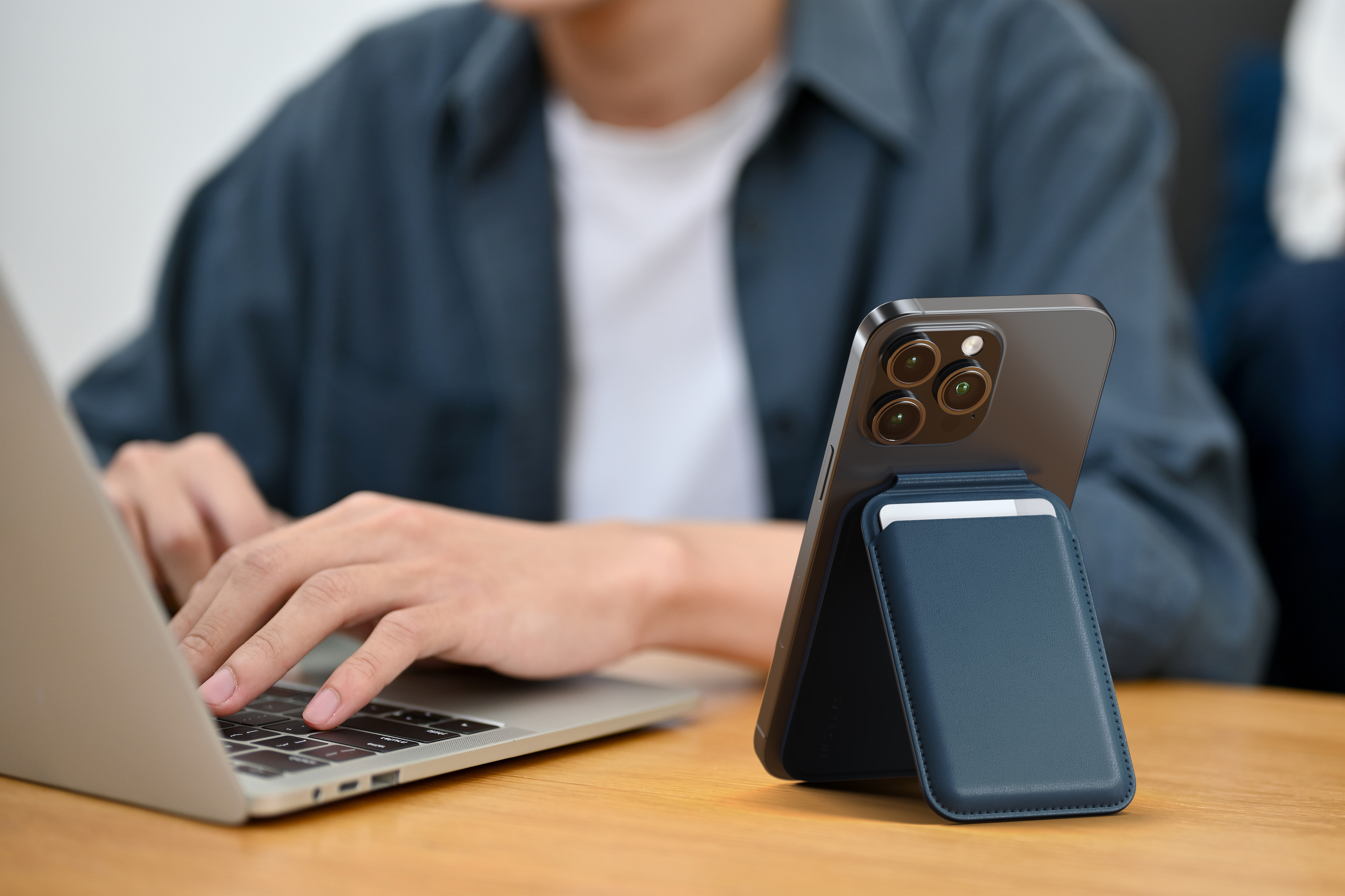 Satechi Vegan-Leather Magnetic Wallet Stand (iPhone 12/13/14/15 all models) - Dark Blue