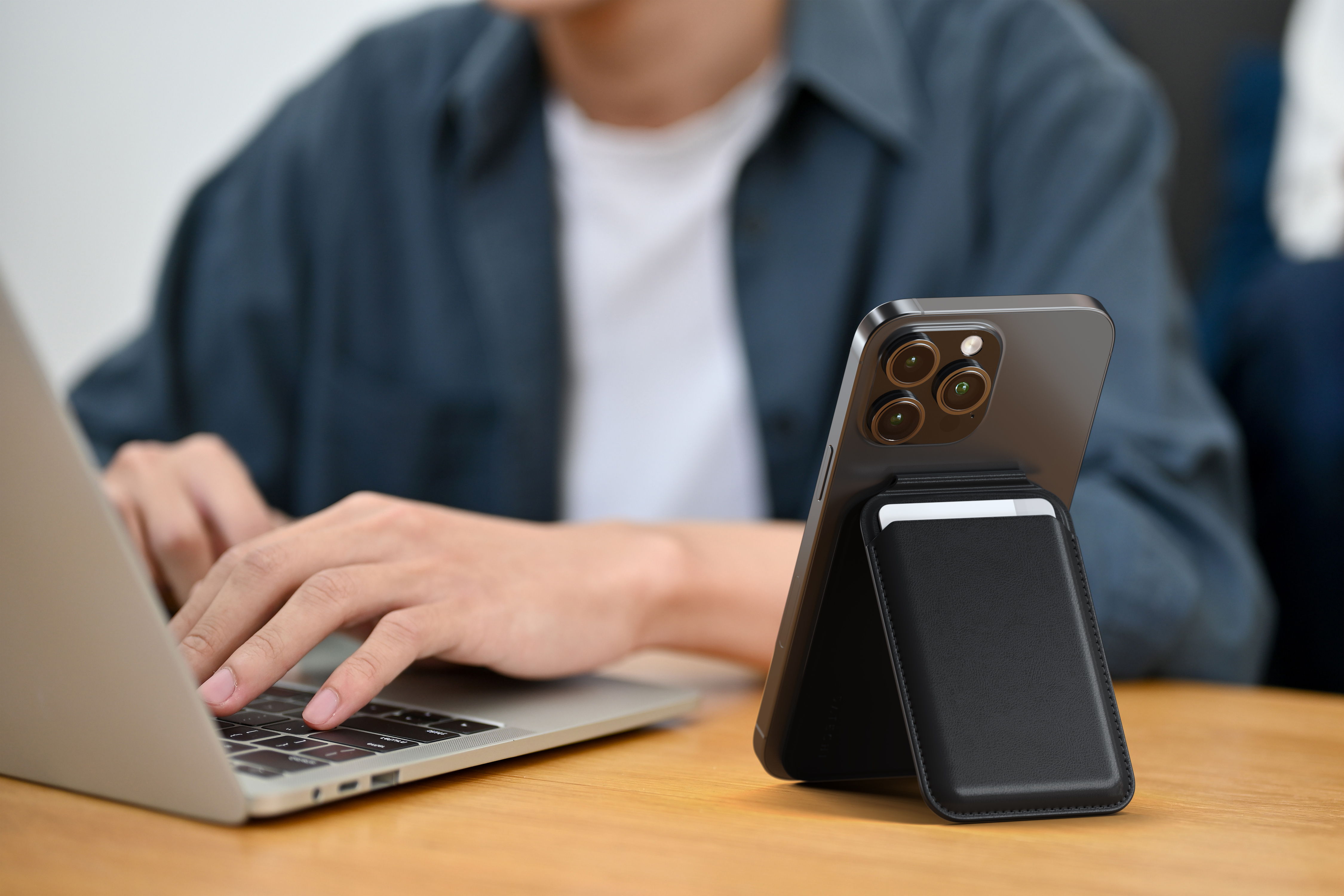 Satechi Vegan-Leather Magnetic Wallet Stand (iPhone 12/13/14/15 all models) - Black