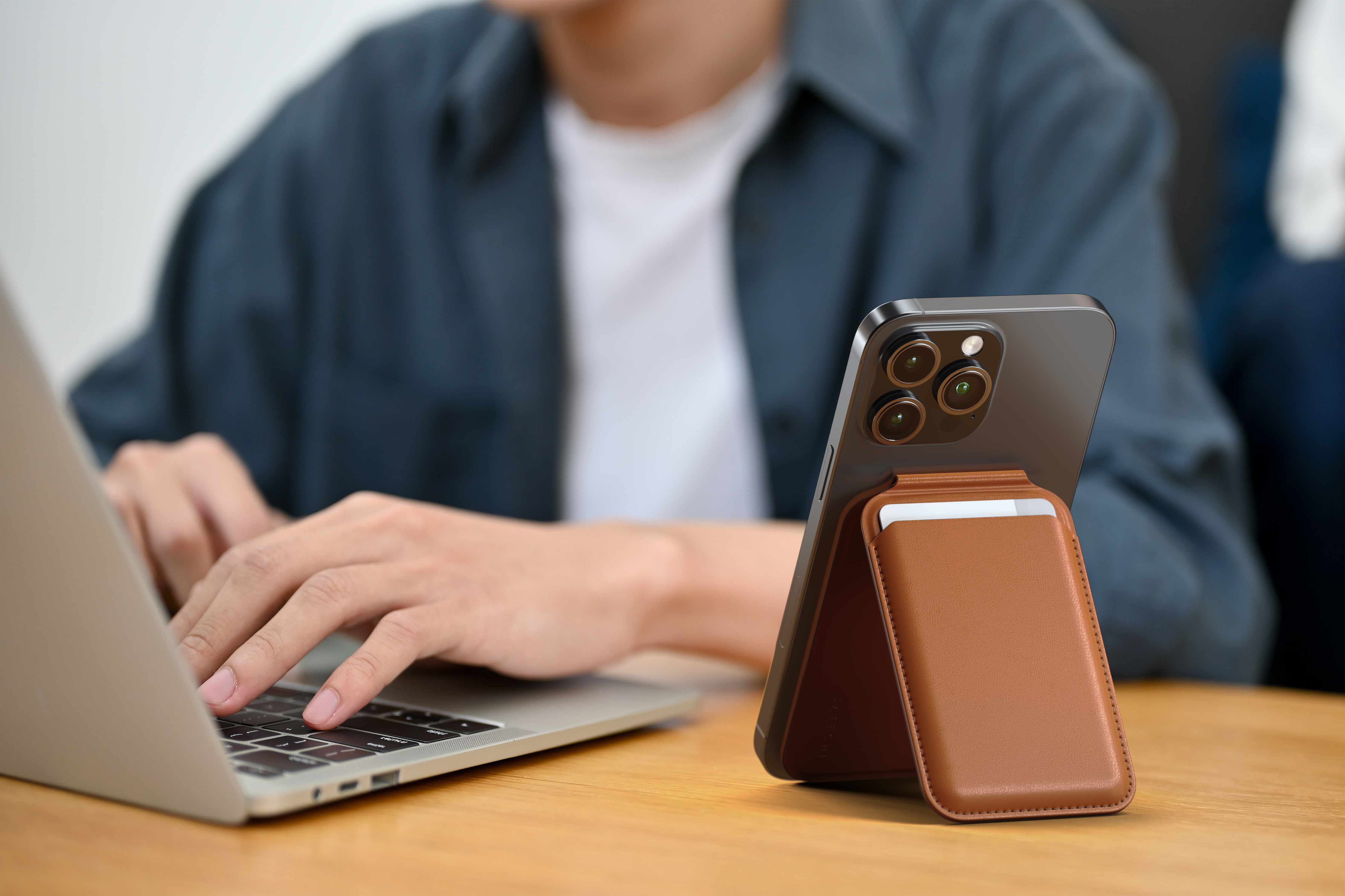 Satechi Vegan-Leather Magnetic Wallet Stand (iPhone 12/13/14/15 all models) - Brown
