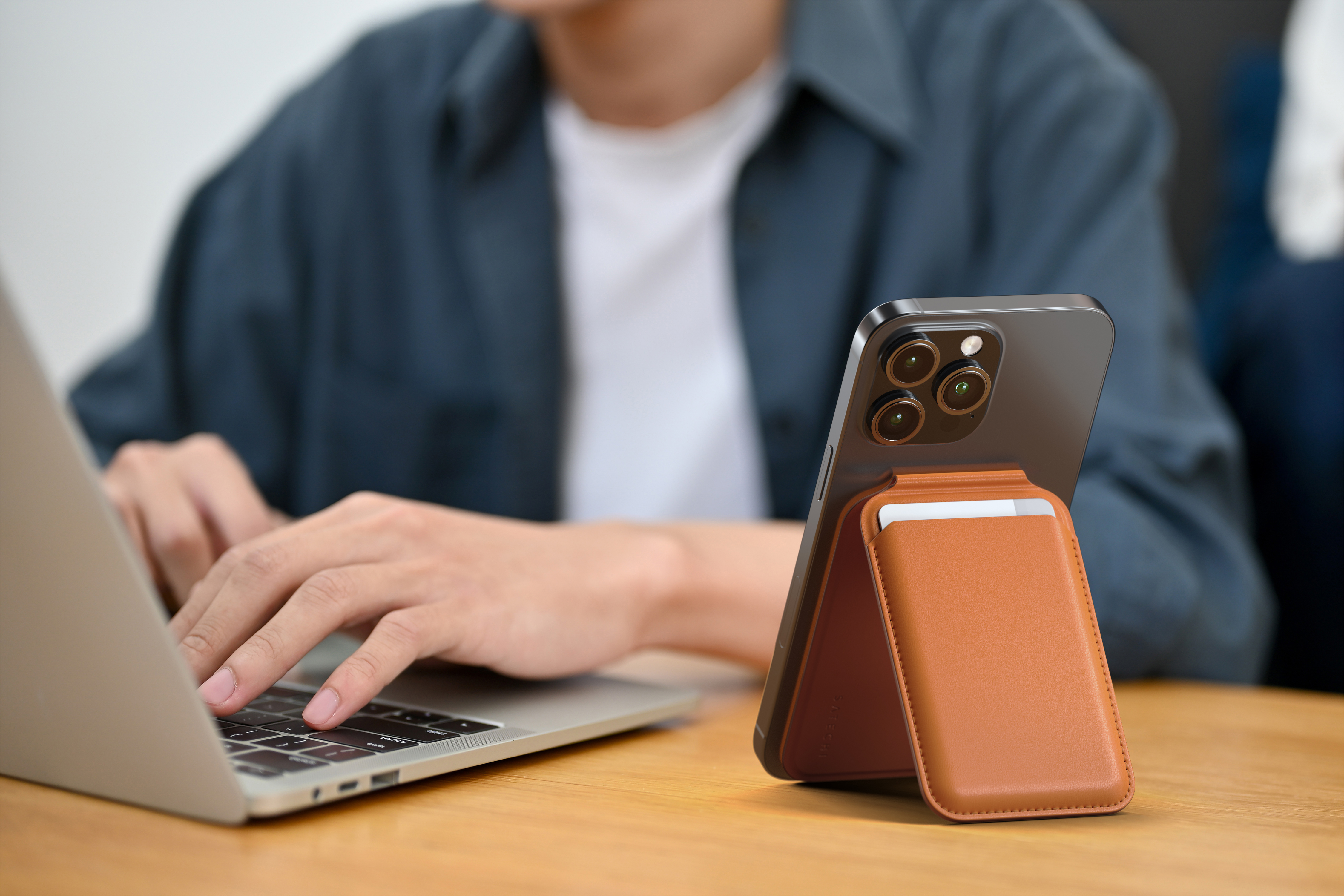 Satechi Vegan-Leather Magnetic Wallet Stand (iPhone 12/13/14/15 all models) - Orange