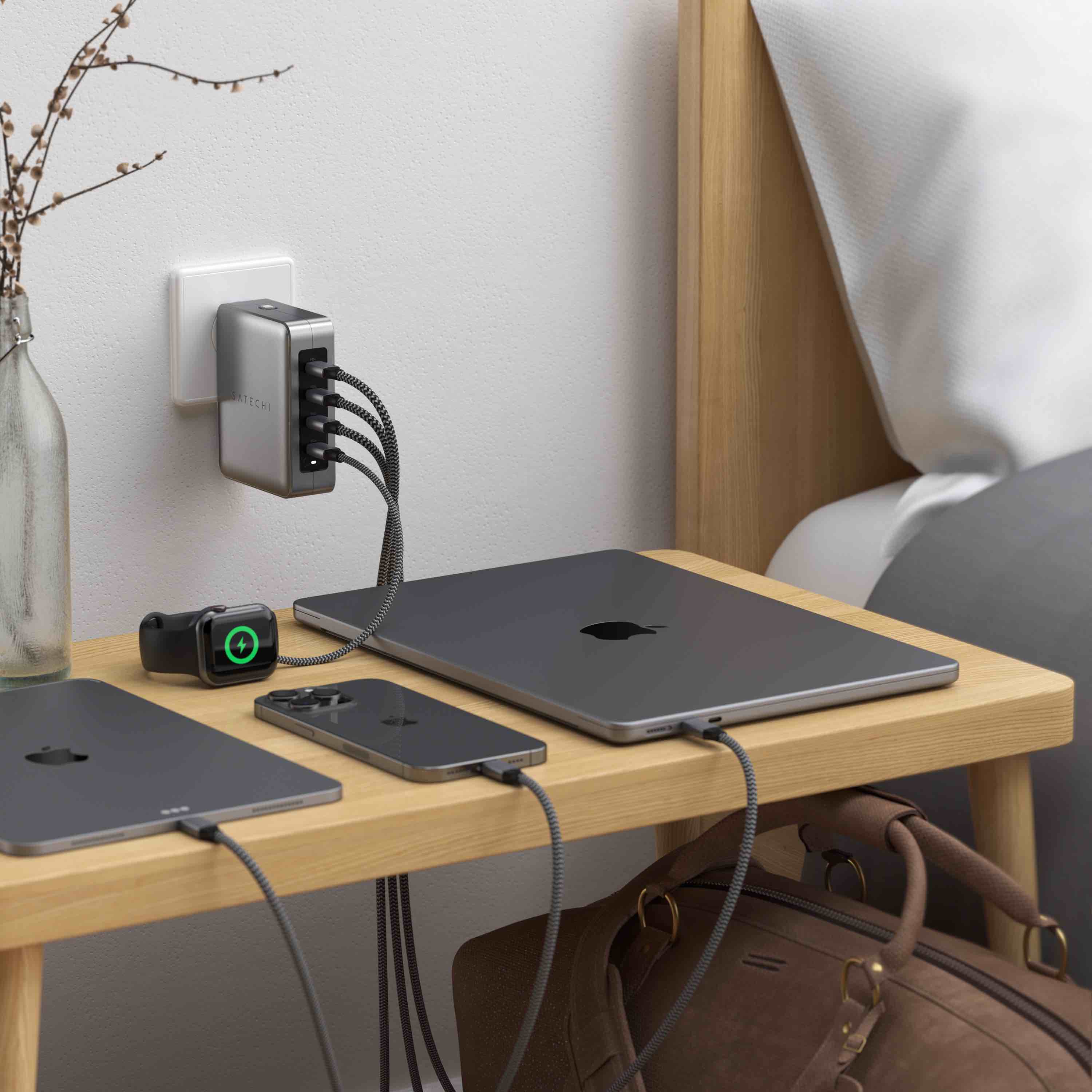 Satechi Travel Chrager 145W USB-C 4-Port (4x USB-C PD, UK-EU-AU-US adapte & mesh bag inc.) - Space Grey